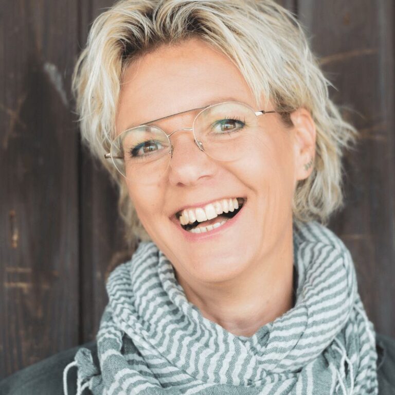 Esther Bauer bei FRAUEN kaufen bei FRAUEN