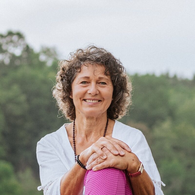 Walburga Ott sitzend in der Natur