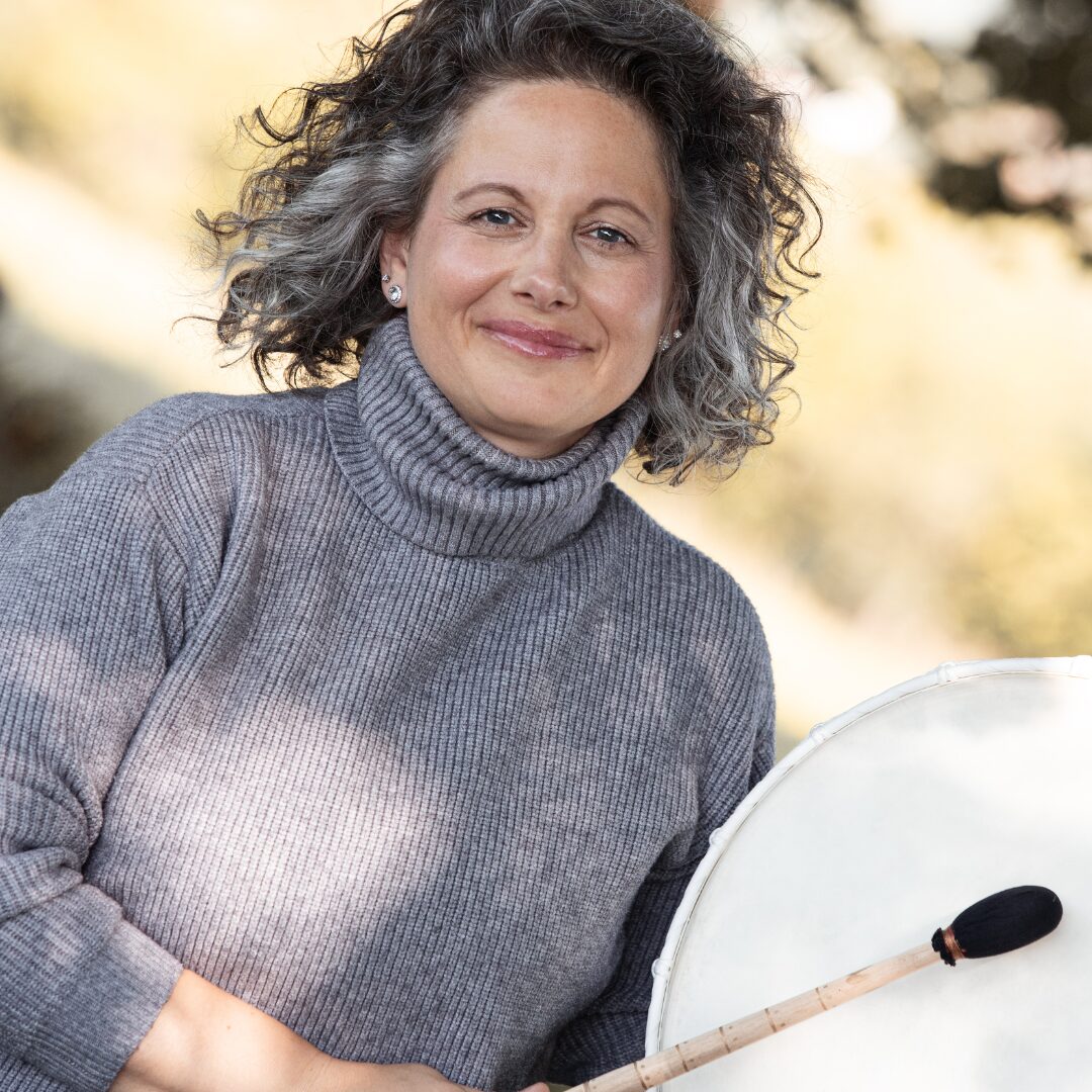 Mirjam Hauptfleisch beim schamanischen Trommeln