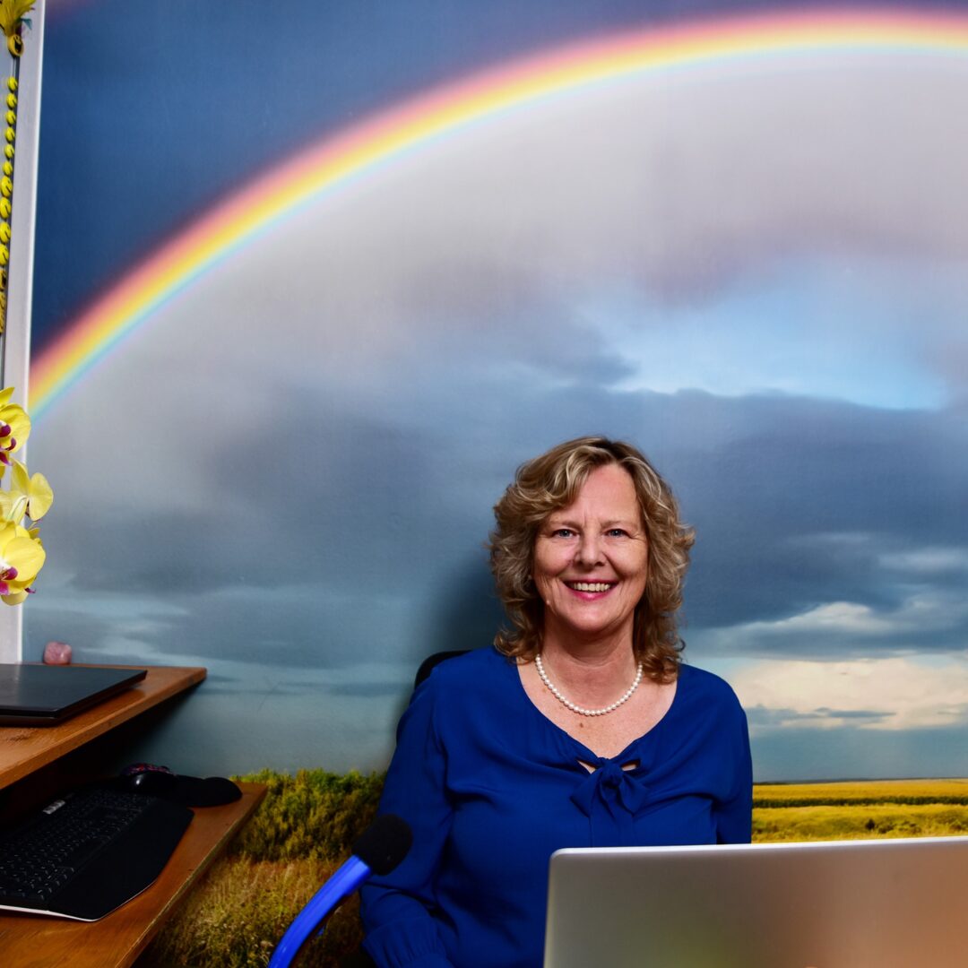 Renate Gentner unter einem Regenbogen