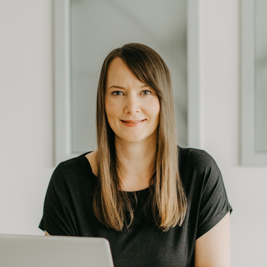 Cornelia Schaertl am Laptop