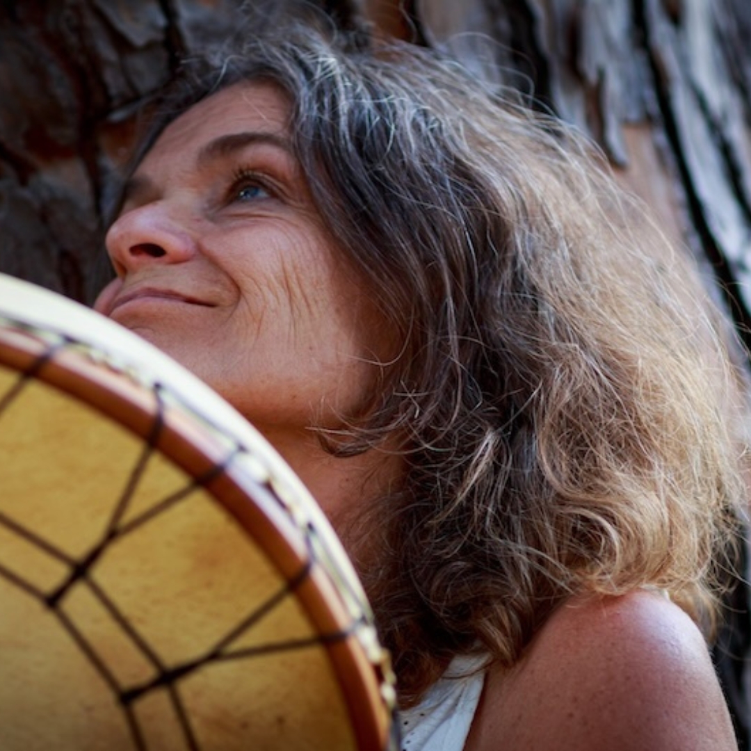 Annette Lindinger mit der schamanischen Trommel